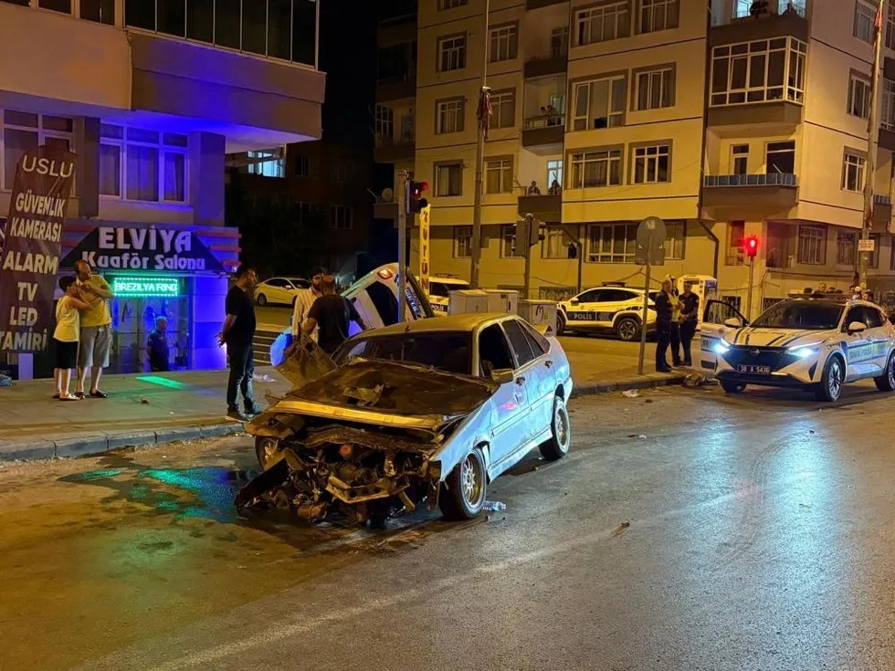 kayseride-feci-kaza-polis-araci-yan-yatti-1784775385743.jpg Kayseri'de feci kaza! Polis aracı ve otomobil çarpıştı: 2'si bekçi 3 yaralı - 1