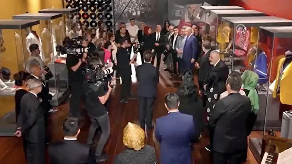 Başkan Erdoğan Cumhurbaşkanlığı Millet Kütüphane'sinde açılan Türk Müziği Tarihi Sergisi’ni gezdi! Merhum sanatçıların aile üyeleriyle sohbet etti - 1