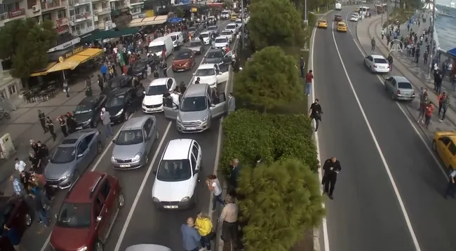 İzmir’deki deprem anından yeni görüntü! Araçlarını bırakıp kaçtılar