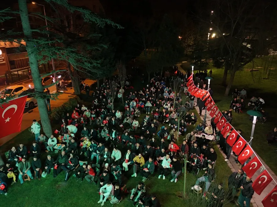 bizim-cocuklar-tarih-yazdi-bayragini-alan-sokaklara-dokuldu-iste-yurttan-kareler-1774997022776.jpg FOTOĞRAF (İHA)