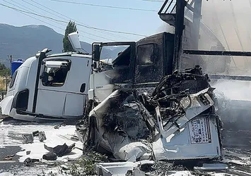 Sakarya'da 3 TIR çarpıştı: 1 ölü 2 yaralı