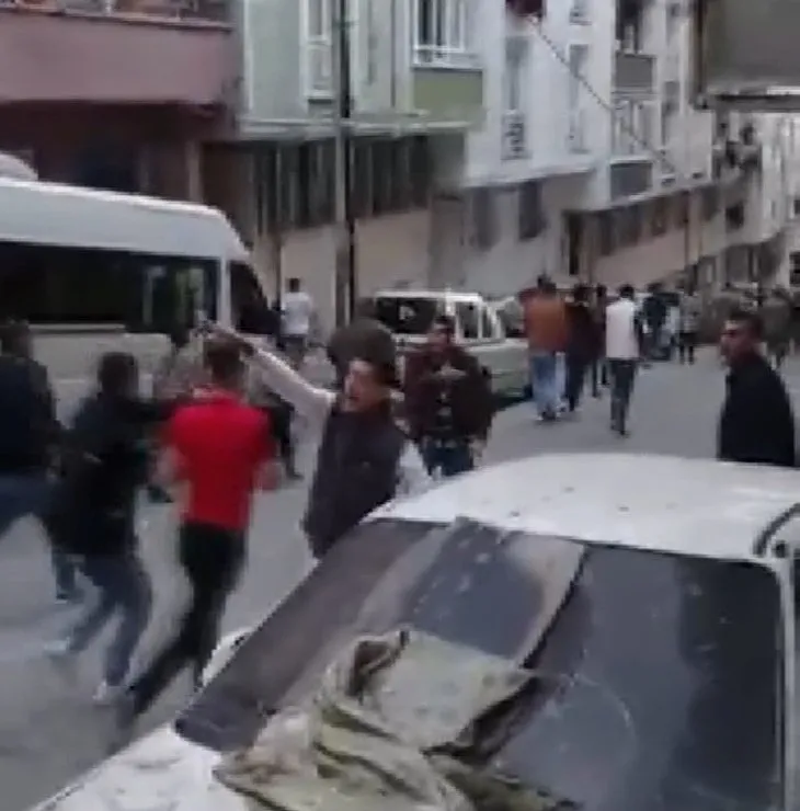 istanbul esenyurt ta meydan savasi gibi kavga sopa satir tas