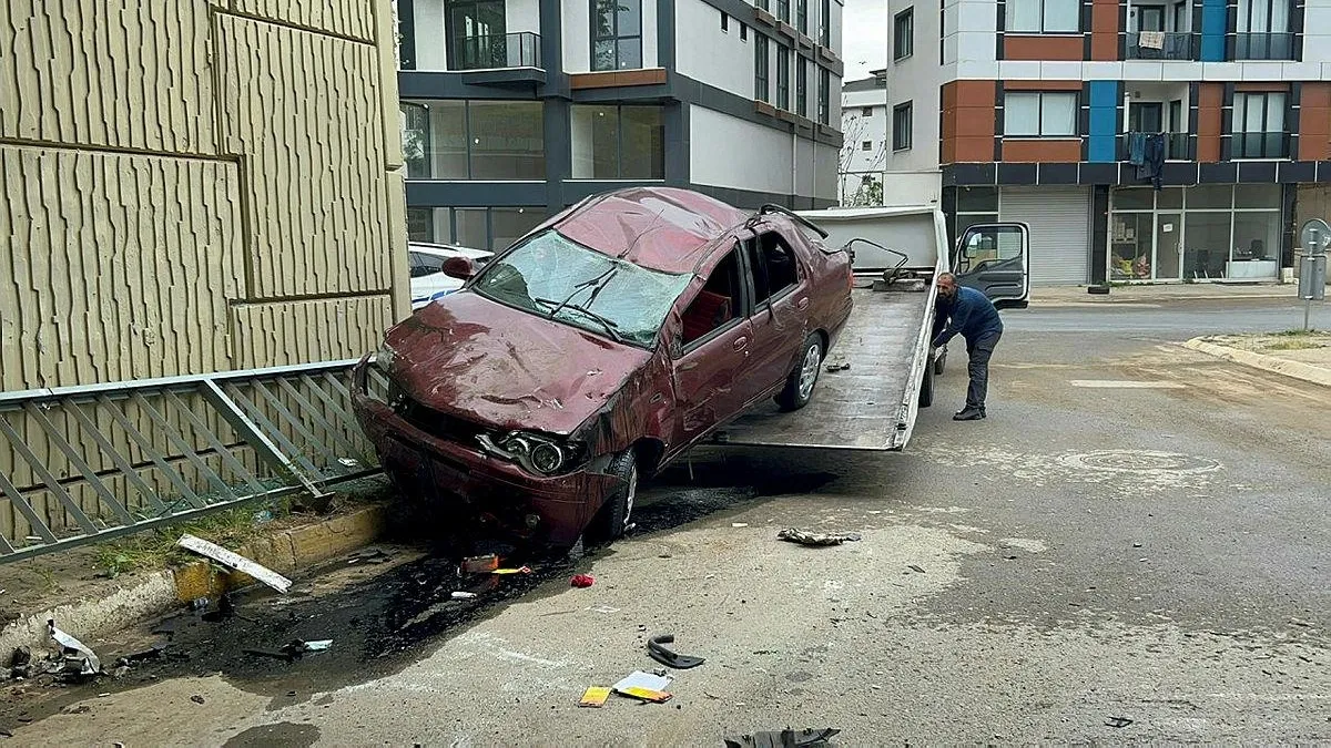 Tuzla'da kontrolden çıkan araç üst geçitten yere çakıldı