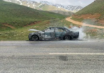 Çatak'ta seyir halindeki otomobil yandı