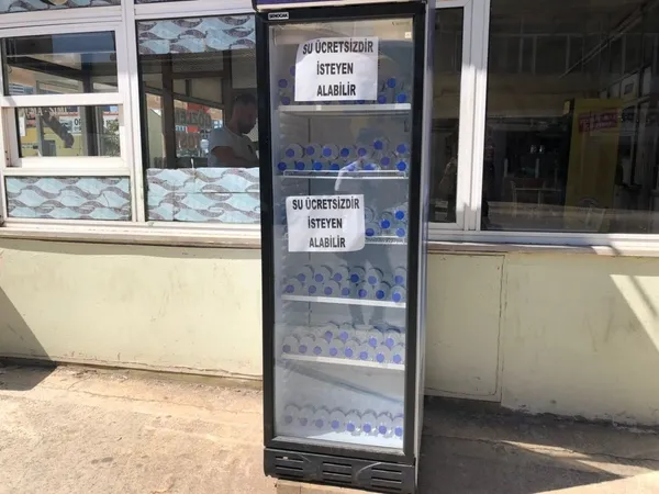Bursalı esnaflar bir araya geldi! Yoldan geçen vatandaşlara suyu ücretsiz ikram etti - 2