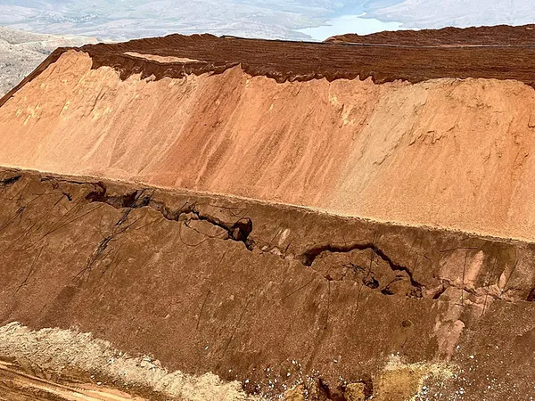 1708239097102.jpg Erzincan'daki toprak kayması faciasında yeni detay! Saatler öncesinden madendeki çatlak fotoğraflarını çekmişler! Rapora delil olarak girdi... - 4