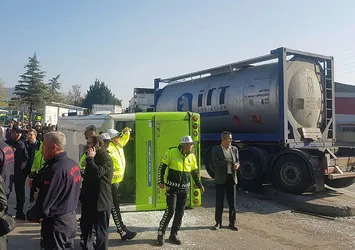 İzmit'te TIR ve halk otobüsü çarpıştı