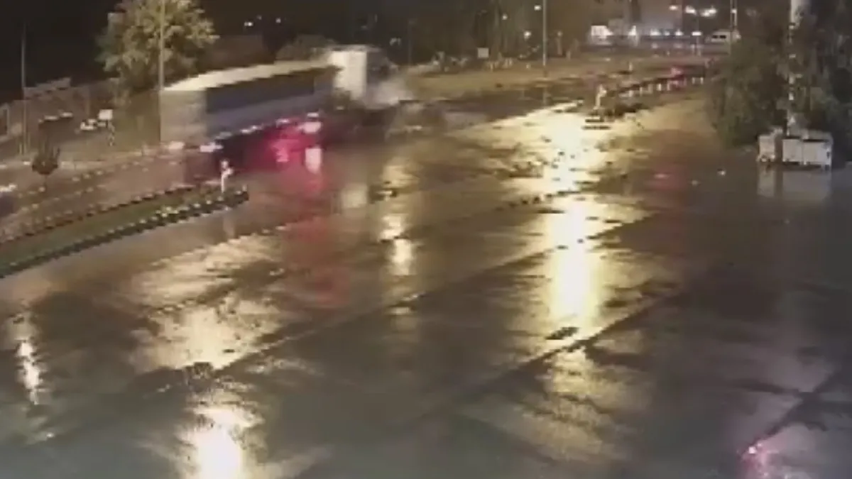 Akaryakıt istasyonundan çıkan araç TIR'ın altında kaldı! 1 ölü 1 ağır yaralı