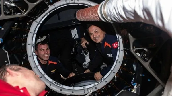 ilk-turk-astronot-alper-gezeravci-uzayda-yemek-yedigi-fotografi-paylasti-1706214727765.jpeg Keyifler yerinde! İlk Türk astronot Alper Gezeravcı uzayda yemek yediği fotoğrafı paylaştı - 3