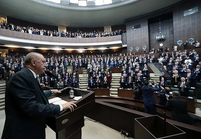 baskan-erdogandan-ak-parti-grup-toplantisinda-tarihi-mesajlar-ak-parti-bir-halk-devrimidir-1762336990288.jpeg Başkan Erdoğan, gelecek neslin Türkiye'yi her alanda zirveye taşıyacağını ifade etti. (A Haber arşiv)