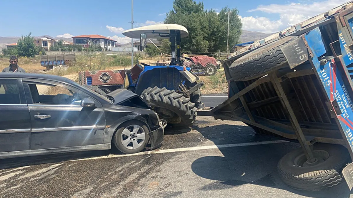 Malatya'da otomobil, traktör römorkuna çarptı: 2 yaralı