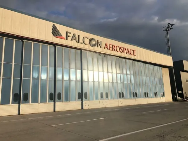 Kara para aklama soruşturmasında dikkat çeken görüntüler | SBK tabelası sökülüyor! FALCON tabelası takılıyor...