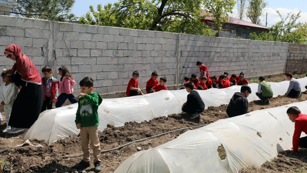 Dijital bağımlılığa karşı toprağa sarıldılar!