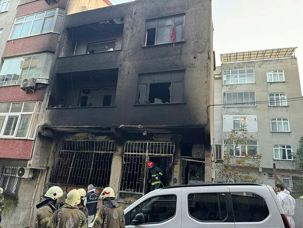 istanbulda-can-pazari-is-yerindeki-yangin-ust-katlara-sicradi-1-olu-5-yarali-1703059082174.jpg