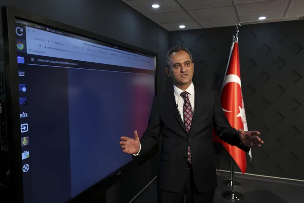 Milli Eğitim Bakanı Mahmut Özer öğrencilere müjdeyi verdi: Ücretsiz test dağıtılacak