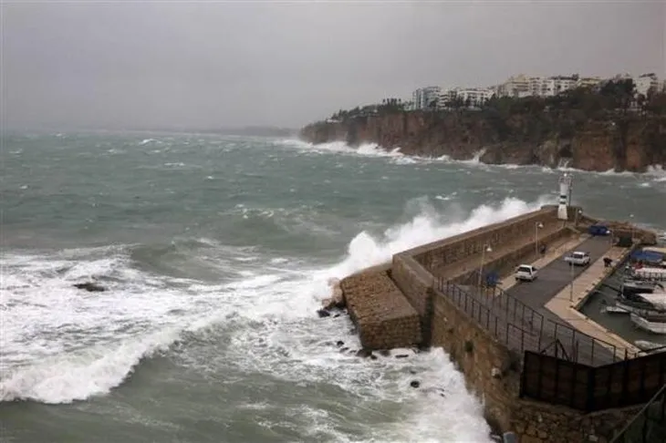 Antalya'yı fırtına yıktı geçti! Uçaklar inemedi, ağaçlar devrildi, araçlar mahsur kaldı