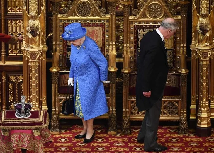 Kraliçe 2. Elizabeth’in şapkasından Avrupa Birliği çıktı!