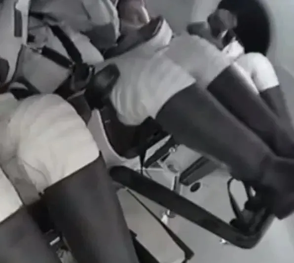 Türkiye’nin gururu Alper Gezeravcı’dan kalem deneyi! Uzaya çıktığı ilk saniyelerde testlere başladı