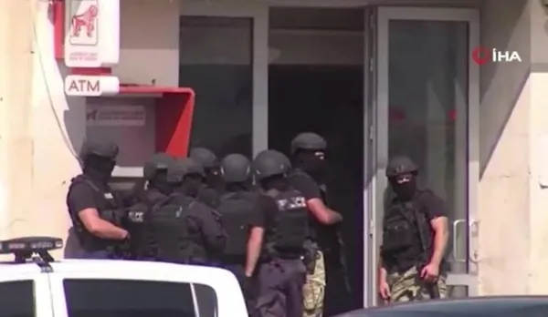 Gürcistan'da bankada terör krizi! 2 milyon dolar isteyen silahlı soyguncu 12 kişiyi rehin aldı - 2