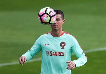 Cristiano Ronaldo, Robbie Keane'i yakaladı