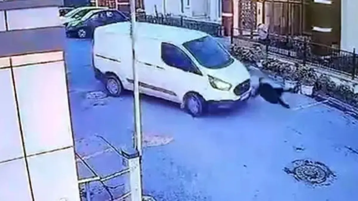 Avcılar'da hafif ticari araç yayaya çarptı