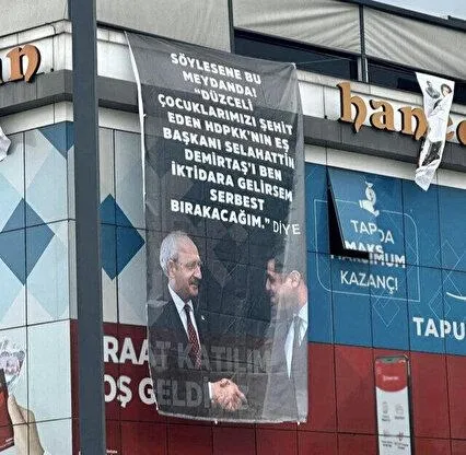 Kemal Kılıçdaroğlu’na Düzce’de pankart şoku! Vatandaşlar tam karşısında açtı: Çocuklarımızı şehit eden HDPKK’nın eş başkanı Selahattin Demirtaş’ı...