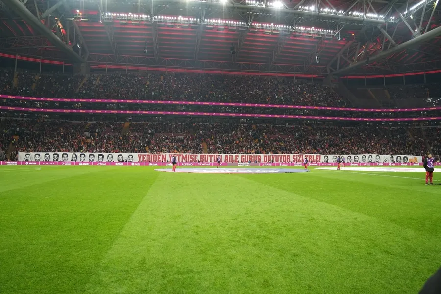 galatasaray-taraftarlarindan-torreiraya-ozel-pankart-1773511237153.jpg Galatasaray taraftarlarından Torreira’ya özel pankart - 1