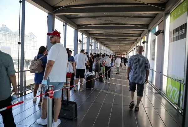 Almanya’da havalimanı krizi büyüyor! Sonu gelmeyen kuyruklarda binlerce insan mağdur