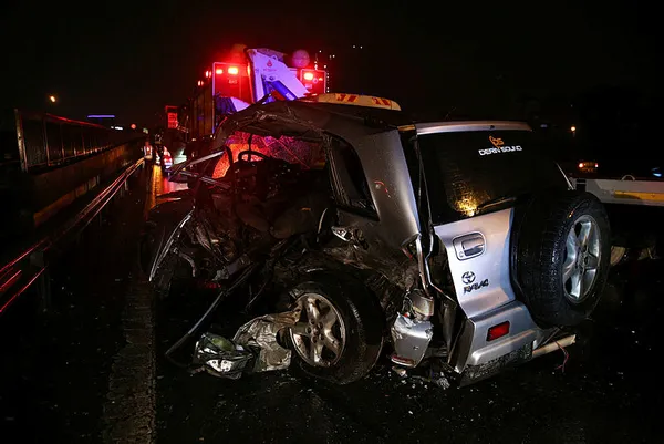 İstanbul'da bariyerlere çarpan cipteki 3 kişi yaralandı - 2