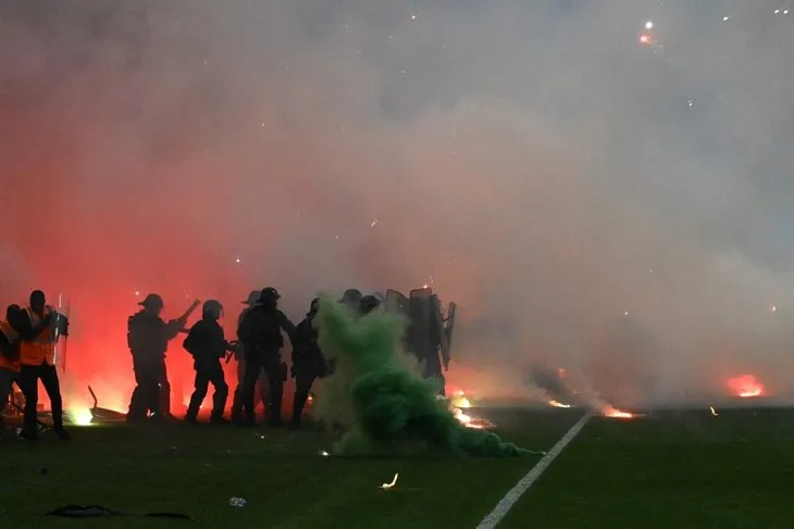 Maç sonu ortalık karıştı! Taraftarlar futbolculara saldırdı | Stadı ateşe verdiler