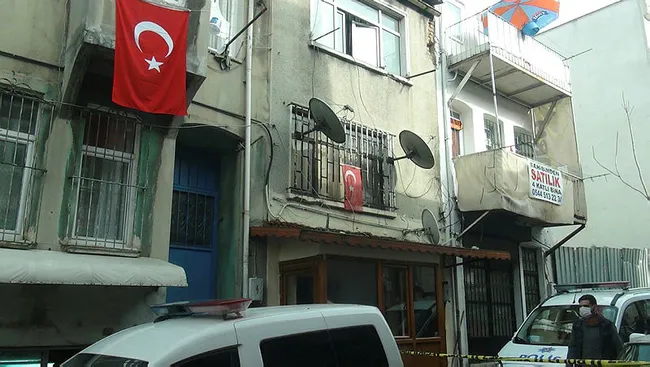 İstanbul'da kokudan rahatsız olanlar polisi aradı! Battaniyeye sarılı cansız bedeni bulundu - 3