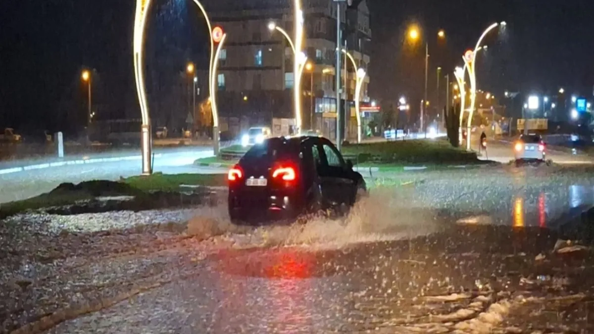 Trakya'da sağanak! Caddeler göle döndü: Ev ve iş yerlerini su bastı