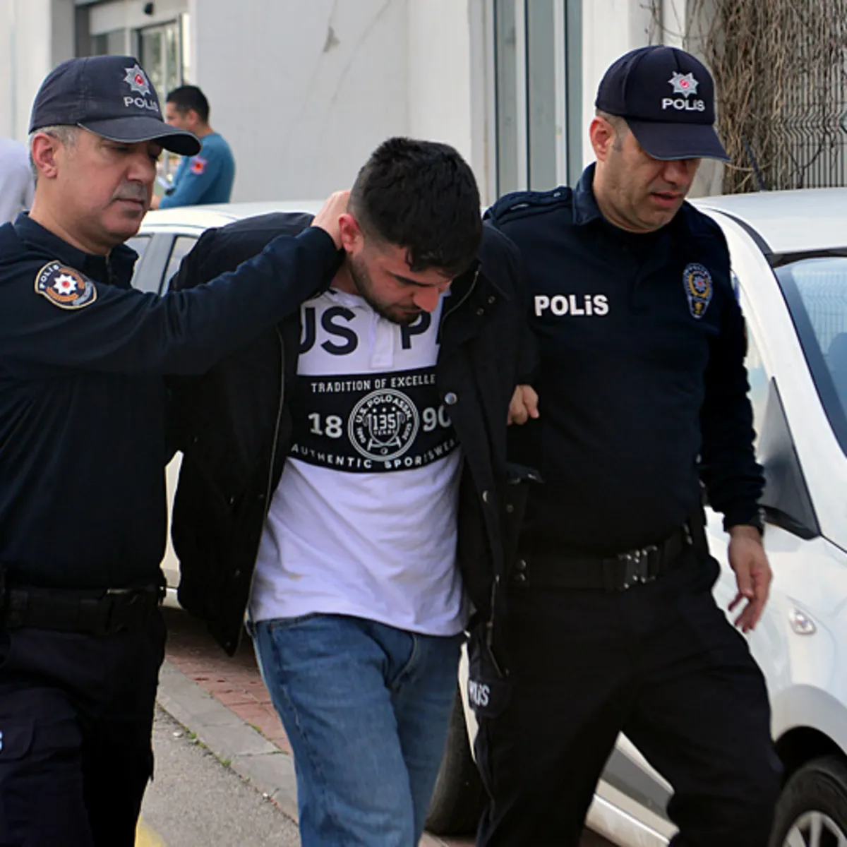 Otomobili ayağıyla kullandı, para cezası kesildi: 