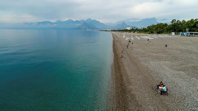Antalya’da yasak kalktı, vatandaşlar sahillere akın etti