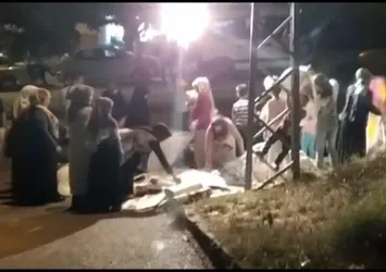 Ucuz paspas koronavirüsü unutturdu! Alışveriş yapmak isteyen mahalleli birbiriyle yarıştı