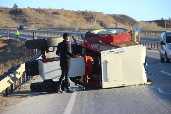 Son dakika: Sivas'ta korkunç kaza! Römork traktörden ayrılıp metrelerce sürüklendi - 3