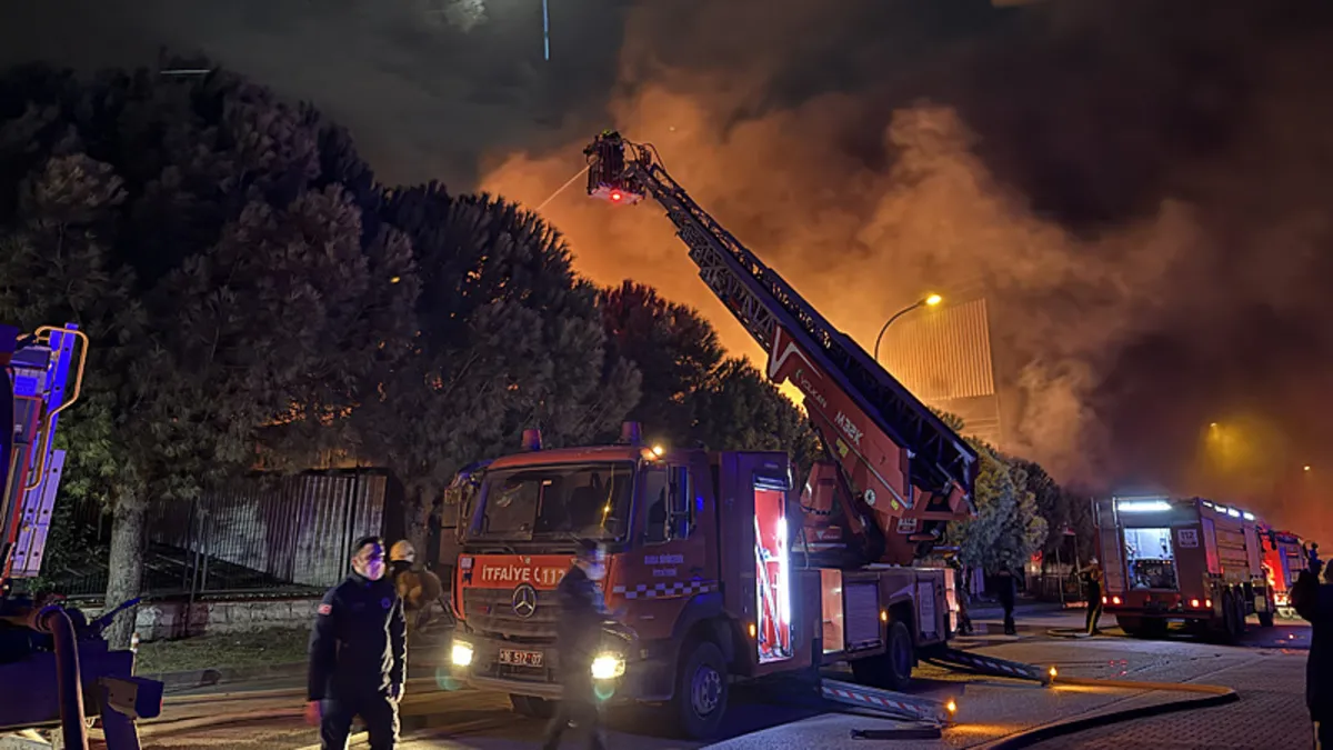 Kimyasal kaplama fabrikasında korkutan yangın! Olay yerine çok sayıda ekip sevk edildi