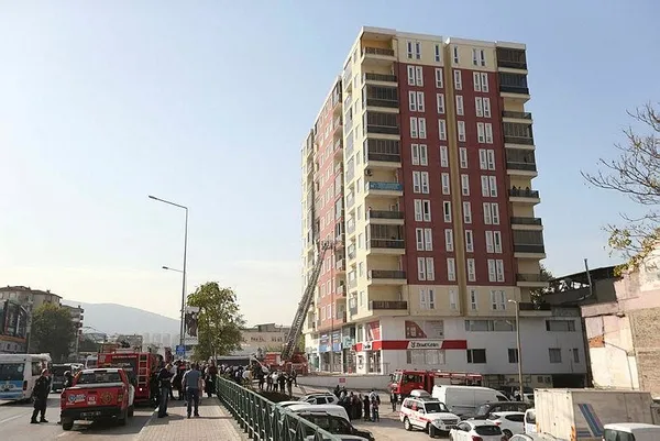 1698065408073.jpeg Bursa'da 11 katlı apartmanda can pazarı! Mutfakta başlayan yangın tüm daireyi sardı - 4