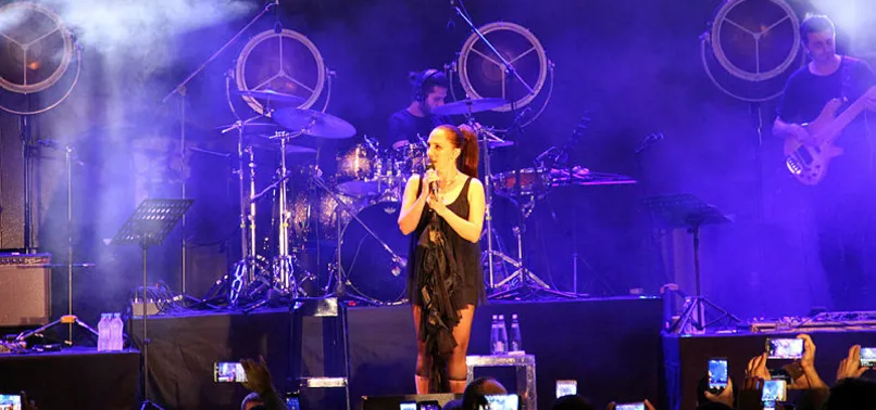 Ünlü şarkıcı Sertab Erener konserine şok baskın!