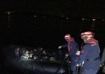 İzmir Çeşme açıklarında 48 düzensiz göçmen yakalandı