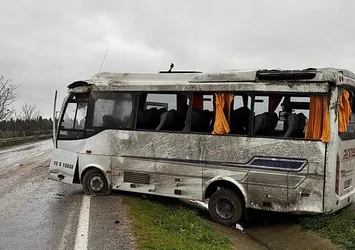 Balıkesir'de servis midibüsü önce refüje çarptı ardından takla attı: 18 yaralı