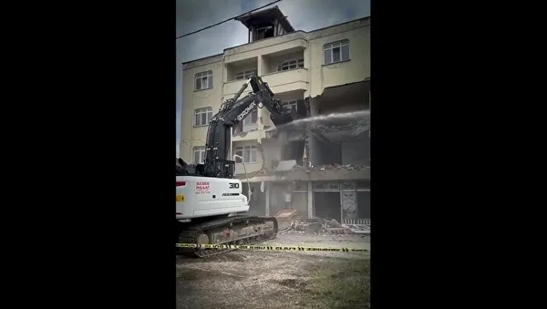 bakan-kurum-depremzedeleri-ziyaret-etti-sozumuz-soz-sizin-yuzunuzu-guldurecegiz-1669637573573.jpg Bakan Kurum depremzedeleri ziyaret etti! “Sözümüz söz sizin yüzünüzü güldüreceğiz” - 2