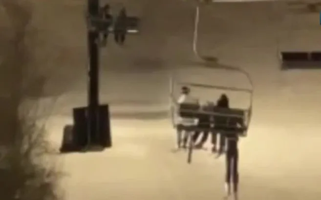 Kayakçı havada asılı kaldı