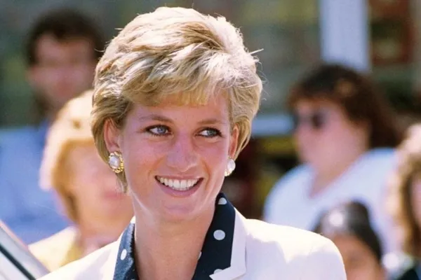 prenses-diananin-roportaj-vermesi-icin-sahte-belgelerle-kandirildigi-iddia-edildi-1605715777993.jpg Prenses Diana'nın röportaj vermesi için sahte belgelerle kandırıldığı iddia edildi - 3