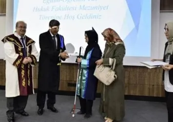 Görme engelli öğrencinin annesi de fahri diploma!
