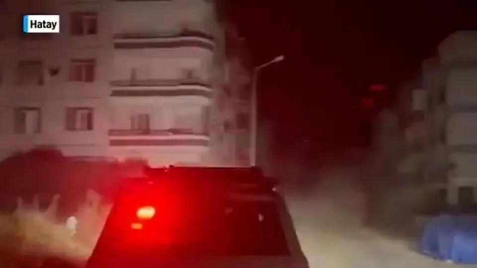 Hatay’daki 6.4’lük deprem anı kamerada