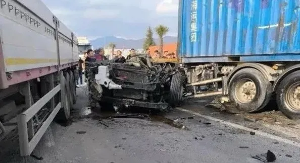 İzmir'de meydana gelen TIR kazasında 1 kişi hayatını kaybetti. (DHA)