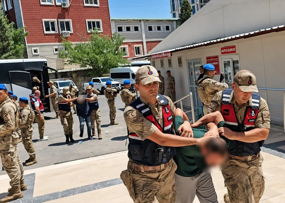 1785720349252.jpg Şanlıurfa'da film gibi soygun! Sahte üniformayla yol kestiler: Altın gaspçıları tutuklandı - 1