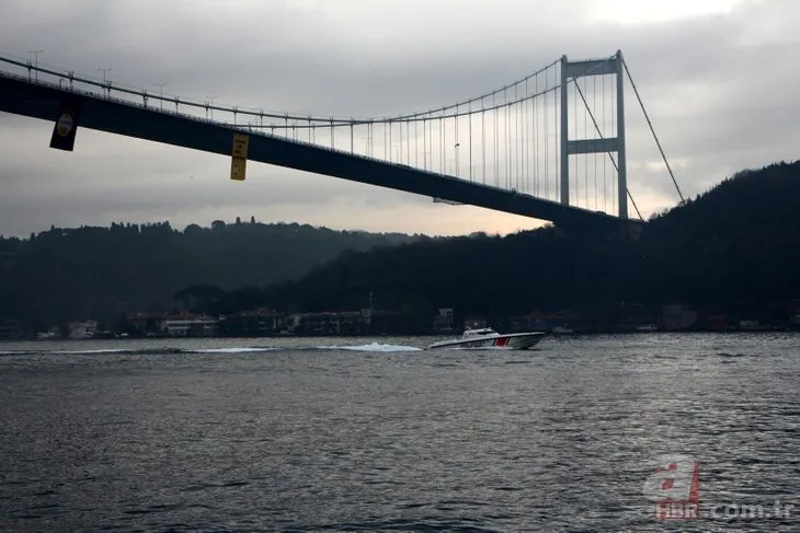 İstanbul Boğazı’nda dikkat çeken anlar! Fransız askerler balık tutanlara el salladı
