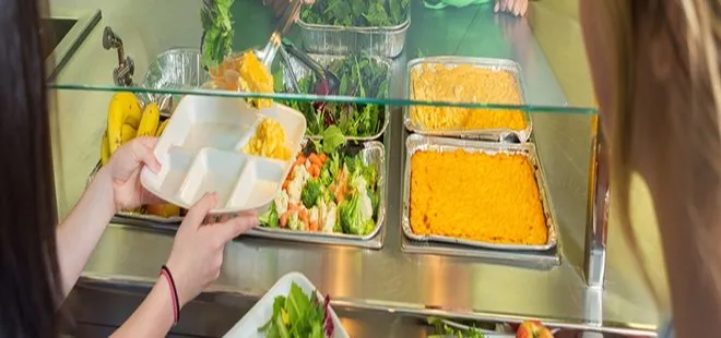 Okul yemeğinde yılan çıktı! Aşçı yılanı çıkarıp servis etti! Hindistan’da 100 öğrenci hastanelik oldu
